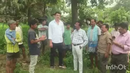 కొత్తగూడెం: కోయగట్టు గ్రామంలో ప్రభుత్వ పాఠశాల ఏర్పాటు కోసం గ్రామస్తులతో చర్చించిన పాల్వంచ మండల విద్యాశాఖ అధికారి శ్రీరామ్ మూర్తి