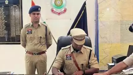नारायणपुर: जिले को मिला नया पुलिस अधीक्षक, 2020 बैच के IPS रॉबिंसन गुड़िया ने संभाला कार्यभार, प्रभात कुमार को दी गई विदाई