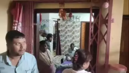 মাটিগাড়া: মা বাবার মৃত্যুর পর থেকে মানসিক অবসাদ! শিলিগুড়ির ৪৬ নং ওয়ার্ডে বাড়ির ভেতর থেকে উদ্ধার গৃহবধূর ঝুলন্ত মৃতদেহ
