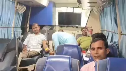 বহরমপুর: রক্তের ঘাটতি পূরণে রক্তদান শিবির সৈদাবাদ এলাকায়,রক্ত দাদাদের সাধুবাদ জানালেন পৌরপিতা নাড়ুগোপাল মুখার্জি