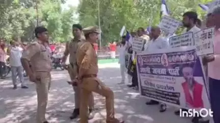 अकबरपुर: यूपी में 50 से कम छात्रों वाले स्कूलों का विलय, जिले में अपनी जनता पार्टी का विरोध, कहा- बच्चों की पढ़ाई होगी प्रभावित