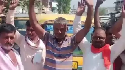 सहजनवा: सहजनवा-बखिरा के बीच सीएनजी पंप नहीं होने से परेशान सीएनजी ऑटो चालकों ने घघसरा में किया प्रदर्शन, सीएनजी पंप की मांग