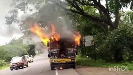 హసన్​పర్తి: హసన్ పర్తి పోలీస్ స్టేషన్ ముందు ఓ ఇసుక లారీ ప్రమాదవశాత్తు దగ్ధం అయింది. ఇంజన్లో సాంకేతిక  లోపమే కారణం