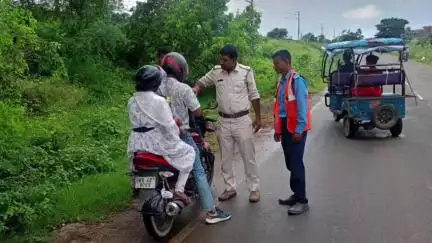 নানুর: এলাকার নিরাপত্তা সুনিশ্চিত রাখতে কীর্ণাহার-লাভপুর সীমান্তবর্তী এলাকায় কীর্ণাহার থানার পুলিশের তরফে করা হল নাকা চেকিং