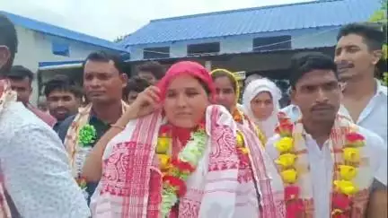 লক্ষীপুৰ: কামাখ্যাবাৰী উন্নয়ন খণ্ডৰ কাৰ্যালয়ত সভানেত্ৰী হিচাপে আনুষ্ঠানিকভাৱে শপত গ্ৰহণ কৰে ছমিৰন নেছাই