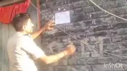 मढ़ौरा: मिर्जापुर: मारपीट मामले में पुलिस ने दो अभियुक्तों के घर कुर्की का इस्तेहार चस्पाया