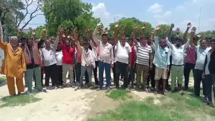 मंझनपुर: पांच दिन से अंधेरे में डूबा रक्सराई, जर्जर ट्रांसफार्मर बना ग्रामीणों की पीड़ा का कारण, गर्मी से हाहाकार #jansamasya