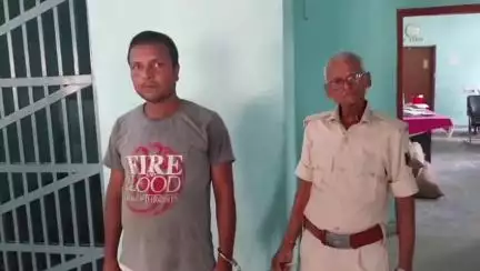 पुपरी: पुपरी थाना पुलिस ने कदम चौक के पास 250 बोतल नेपाली शराब के साथ एक तस्कर को किया गिरफ्तार