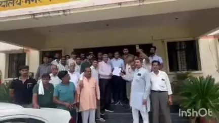 बेहट: छुटमलपुर रोड पर नाला ना बनने से आक्रोशित व्यापारियों ने अधिशाषी आशिकारी से मुलाकात कर दी चेतावनी