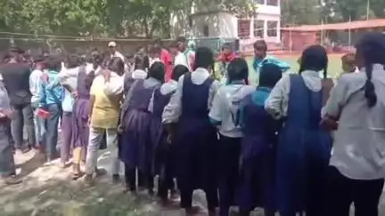 जोगापट्टी: योगापट्टी में मशाल खेल प्रतियोगिता का हुआ आयोजन, प्रखंड के सभी विद्यालयों के छात्र-छात्राओं ने लिया भाग