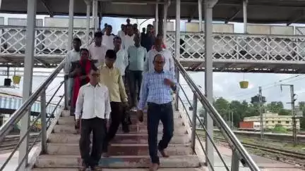 सरिया: रेलवे श्रम विभाग के अधिकारियों ने सरिया स्थित हजारीबाग रोड रेलवे स्टेशन का किया निरीक्षण