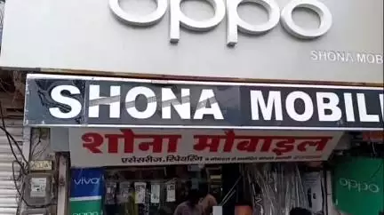 दमोह: दमोह में बड़ा हादसा टला: नगर पालिका की लापरवाही से सोना मोबाइल शॉप की छत गिरी, बाल-बाल बचे लोग