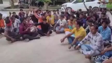 हाथरस: कलेक्ट्रेट में गौरक्षा सेवकों ने सीडीओ ऑफिस के बाहर किया धरना, पशु चिकित्सा अधिकारी एवं कई कर्मचारियों पर लगाया आरोप