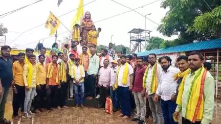 औंढा नागनाथ: श्री नागनाथ मंदिर येथील पुण्यश्लोक अहिल्यादेवी होळकर यांच्या पुतळ्यास पुष्पहार घालून जागर रथयात्रेस उत्साहात सुरुवात