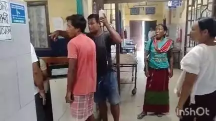 আলিপুরদুয়ার ১: চিলাপাতা জঙ্গলে বন দপ্তরের গাছ লাগাতে গিয়ে সাপের কামড়ে অসুস্থ এক শ্রমিক, চিকিৎসার জন্য আনা হলো জেলা হাসপাতালে