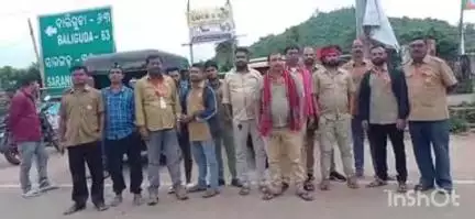 ଜି ଉଦୟଗିରି: ଟିକାବାଲି  ଶାଖାର ଡ୍ରାଇଭରମାନେ ୭ ଦଫା ଦାବି ନେଉ ଷ୍ଟିୟରିଂ ଛାଡ଼ ଆନ୍ଦୋଳନ , ଯାତାୟତ ଠପ୍