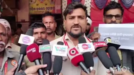 ନବରଙ୍ଗପୁର ପୋଲିସ ଷ୍ଟେସନ: ଅନିର୍ଦ୍ଧିଷ୍ଟ କାଳ ପାଇଁ ଷ୍ଟିଅରିଙ୍ଗ ଛାଡ଼ ଆନ୍ଦୋଳନ ଆରମ୍ଭ, ହିର୍ଲି ସ୍ଥିତ କାର୍ଯ୍ୟାଳୟରେ ମତ ଦେଲେ ଡ୍ରାଇଭର ମହାସଂଘର ସଭାପତି, ଉପସଭାପତି