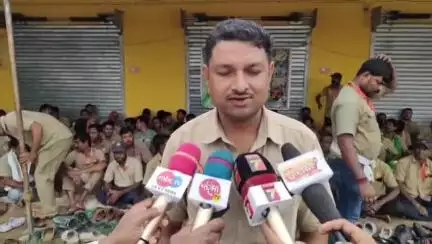 ଜଳେଶ୍ବର: ସନ୍ତୋଷପୁର ନିକଟରେ ଡ୍ରାଇଭର ଏକତା ମଞ୍ଚ ଜରିଆରେ ଓଡିଶା ଡ୍ରାଇଭର ମହାସଂଘ ତରଫରୁ ସାତ ଦଫା ଦାବି ଧାରଣା, ଅଭିଯୋଗକାରୀଙ୍କ ପ୍ରତିକ୍ରିୟା