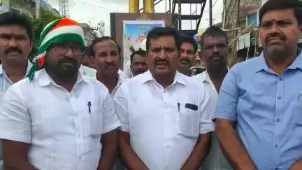 హుస్నాబాద్: హుస్నాబాద్ లో పట్టణ కాంగ్రెస్ పార్టీ ఆధ్వర్యంలో మాజీ ముఖ్యమంత్రి, దివంగత వైయస్ రాజశేఖర్ రెడ్డి 76వ జయంతి వేడుకలు