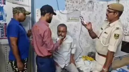 हाजीपुर: सोनपुर स्टेशन पर बलिया-सियालदह ट्रेन में नशे में हंगामा करने वाला यात्री गिरफ्तार
