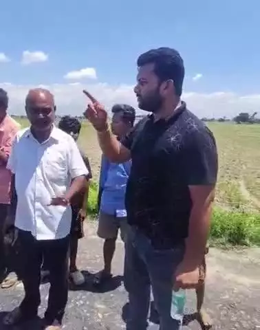 दिघलबैंक: खाड़ी दुबरी में सड़क निर्माण में गुणवत्ता की कमी के कारण ग्रामीणों का विरोध, गुणवत्तापूर्ण कार्य की मांग