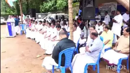 പട്ടാമ്പി: ആരോഗ്യ മേഖല വെന്റിലേറ്ററിൽ, പട്ടാമ്പി ഗവ. ഹോസ്പിറ്റലിലേക്ക് കോൺഗ്രസ് പ്രതിഷേധം
