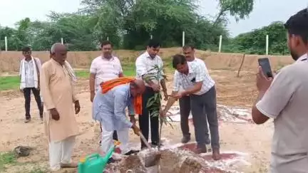 चकरनगर: चकरनगर क्षेत्र को हराभरा करने का अभियान जारी, एसडीएम लगातार करवा रहे वृक्षारोपण, सिन्डोस में सैकड़ों पौधे लगाए गए