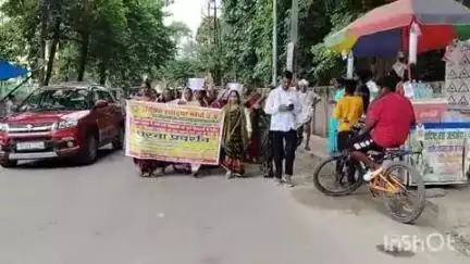 लखीमपुर: लखीमपुर खीरी जिले में विद्यालय पेयरिंग को लेकर रसोइयों में भारी आक्रोश, नारेबाजी कर सड़कों पर किया प्रदर्शन