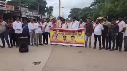 ಲಕ್ಷ್ಮೇಶ್ವರ: ಪಟ್ಟಣದಲ್ಲಿ ರಸ್ತೆಗೆ ಡಿವೈಡರ್ ಅಳವಡಿಸುವಂತೆ ಕರವೇ ಸ್ವಾಭಿಮಾನಿ ಬಣದಿಂದ ಪ್ರತಿಭಟನೆ