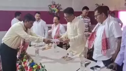 উত্তৰ লক্ষীমপুৰ: খেলমাটিৰ উত্তৰ লখিমপুৰ নগৰ উচ্চ মাধ্যমিক বিদ্যালয়ত অনুষ্ঠিত বিদায় সম্বৰ্ধনা সভাত অংশগ্ৰহণ বিধায়ক মানৱ ডেকাৰ