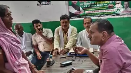 एकंगरसराय: राजद कार्यालय में राकेश कुमार रौशन ने जनता दरबार लगाकर लोगों की समस्याएँ सुनीं