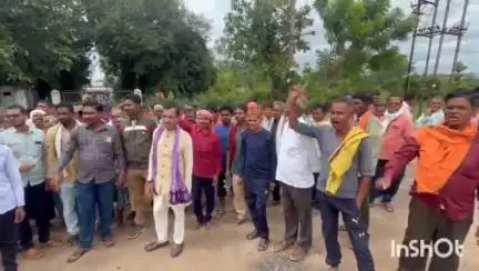 नरहरपुर: ग्राम मुसूरपुट्टा के सैकड़ों ग्रामीण दुधावा थाना पहुंचे, गांव में अशांति फैलाने वालों पर कार्रवाई की मांग की