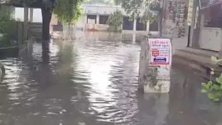 नौगांव: भारी बारिश की वजह से नौगांव के चौराहों पर हुआ जलभराव, मौसम विभाग ने आगामी दिनों में भारी बारिश की जताई संभावना