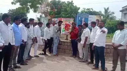 ఇల్లందకుంట: కాంగ్రెస్ పార్టీ మండల అధ్యక్షుడు పెద్ది కుమార్ ఆధ్వర్యంలో స్వర్గీయ మాజీ CM Dr YS రాజశేఖర్ రెడ్డి జన్మదిన వేడుకలు