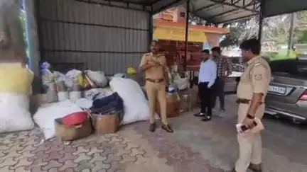 बुढ़ाना: बुढ़ाना कस्बे के चंधेडी रोड पर पुलिस ने अवैध पटाखा फैक्ट्री का भंडाफोड़ किया, तीन लोग गिरफ्तार