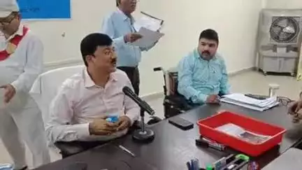 गुना नगर: कलेक्ट्रेट में आयोजित जनसुनवाई में महिला आवेदकों के साथ आए बच्चों को कलेक्टर ने दिए टॉफी और बिस्किट