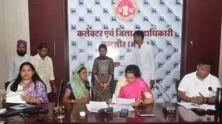 मंदसौर: सुशासन भवन के सभागृह में जनसुनवाई, कलेक्टर को 85 लोगों ने समाधान के लिए दिया आवेदन