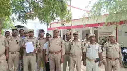 उरई: उरई जिलाधिकारी कार्यालय पहुंचे पीआरडी जवानों ने जिलाधिकारी को ज्ञापन दिया