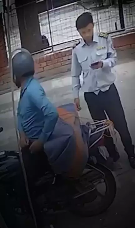 दिल्ली में गार्ड ने नाकाम की चोरी की कोशिश, बाइक छोड़कर भागा चोर