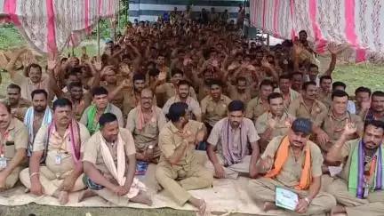 ଢେଙ୍କାନାଳ ସଦର: ଝାରଗାଡିଆ ନିକଟରେ ଓଡିଶା ଡ୍ରାଇଭର ମହାସଂଘ ପକ୍ଷରୁ ଷ୍ଟେରିଙ୍ଗ ଛାଡ ଆନ୍ଦୋଳନ