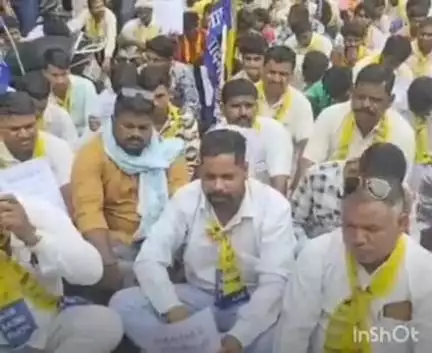 झाबुआ: अपनी मांगों को लेकर कलेक्टर कार्यालय में भूख हड़ताल पर बैठे 'आप' जिलाध्यक्ष कमलेश सिंगाड