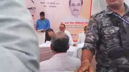 गोंडा: स्वास्थ्य विभाग की समीक्षा बैठक में डिप्टी सीएम के किसी भी सवाल का जवाब नहीं दे पाए स्वास्थ्य अधिकारी