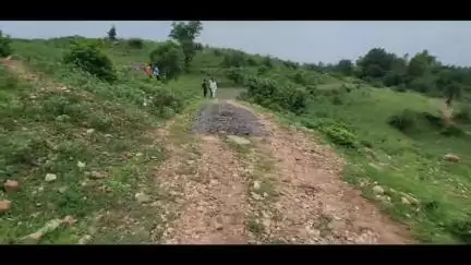 દાહોદ: શહેરમાં ગાંધીનગર ખાતેથી ટીમો આવતા મોટી ખજુરી ખાતે કૌભાંડીઓ દ્વારા ભૂલ છુપાવા કામગીરી હાથ ધરાઈ