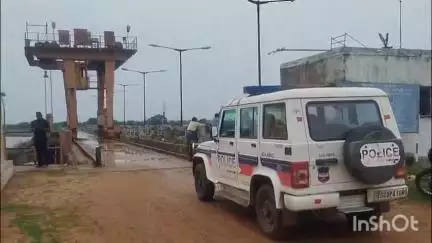 అదిలాబాద్ అర్బన్: తాంసి మండలంలోని మత్తడి వాగు ప్రాజెక్టులో చేపల వేటకు వెళ్లి ఒకరు గల్లంతు