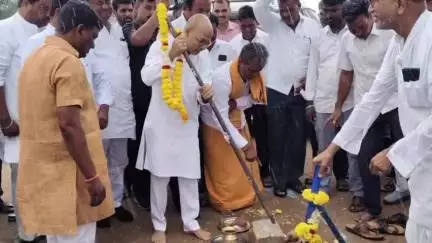ಸೇಡಂ: ತುಂತುರು ಮಳೆ ನಡುವೆ ಬಟಗೇರಾ (ಕೆ) ಗ್ರಾಮದ ಸಂಪರ್ಕ ರಸ್ತೆ ಸುಧಾರಣೆ ಕಾಮಗಾರಿಗೆ ಸಚಿವ ಶರಣಪ್ರಕಾಶ ಪಾಟೀಲ್ ಚಾಲನೆ
