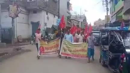 মুরারই ১: গ্রাহকের সমস্যা দ্রুত সমাধান করা সহ একাধিক দাবিতে মুরারইয়ের বিদ্যুৎ অফিসে ডেপুটেশন দিল CPI(M)