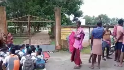 ଭଦ୍ରକ ଗ୍ରାମାଞ୍ଚଳ: ଶିକ୍ଷକ ଅଭାବରୁ ବନ୍ଧଟିଆ ହାଇସ୍କୁଲ ସମ୍ମୁଖରେ ଧାରଣାରେ ବସିଲେ ଛାତ୍ରଛାତ୍ରୀ