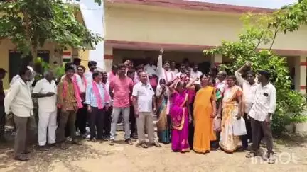 కొత్తగూడెం: బేతంపూడిలో ఇందిరమ్మ గ్రామ కమిటీ సభ్యుల అవినీతిపై చర్యలు తీసుకోవాలంటూ సుజాతనగర్ తహసీల్దార్ కార్యాలయం వద్ద లబ్ధిదారులు ధర్నా