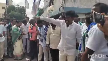 ఆదోని: ఆదోనిలో YS రాజశేఖర్ రెడ్డి జయంతి సందర్భంగా నివాళులర్పించిన ఎమ్మెల్సీ మధుసూదన్