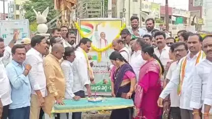 సిరిసిల్ల: పట్టణ కాంగ్రెస్ ఆధ్వర్యంలో ఉమ్మడి రాష్ట్ర దివంగత మాజీ సీఎం వైయస్సార్ జయంతి కార్యక్రమం నిర్వహణ